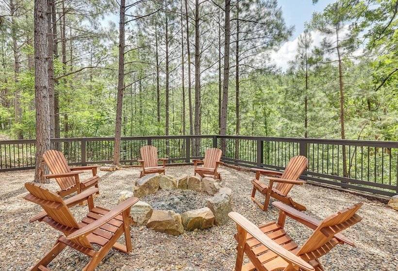 Broken Bow Cabin: Hot Tub, Fire Pit & Pet Friendly