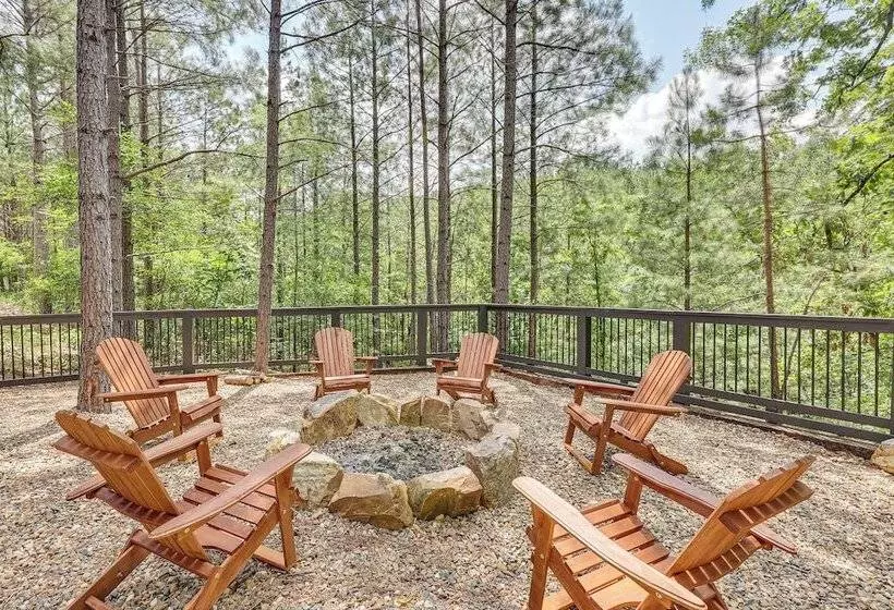 Broken Bow Cabin: Hot Tub, Fire Pit & Pet Friendly