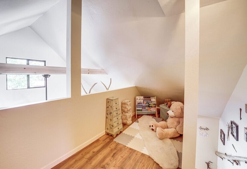 Family Cabin In Pine W/ Deck: Pets Welcome!