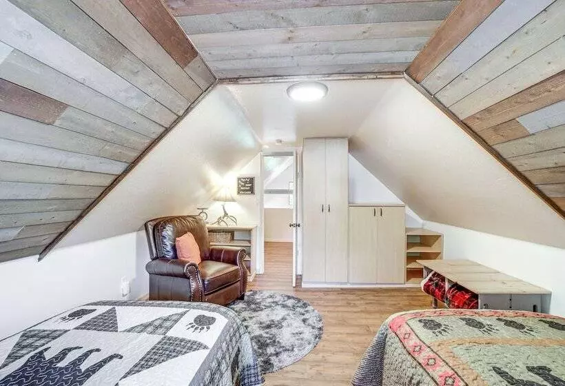 Family Cabin In Pine W/ Deck: Pets Welcome!