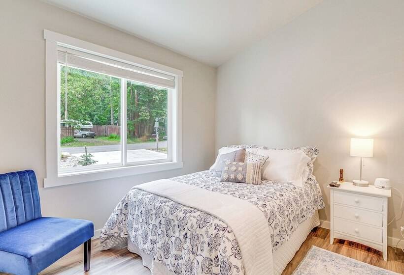 Freeland Retreat   Deck, Fire Pit & Beach Access!