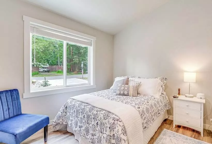 Freeland Retreat   Deck, Fire Pit & Beach Access!