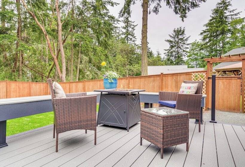 Freeland Retreat   Deck, Fire Pit & Beach Access!