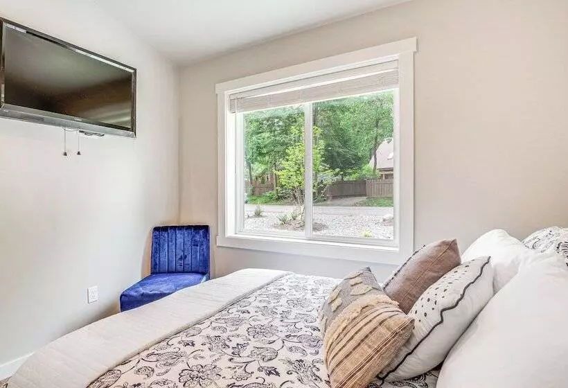 Freeland Retreat   Deck, Fire Pit & Beach Access!