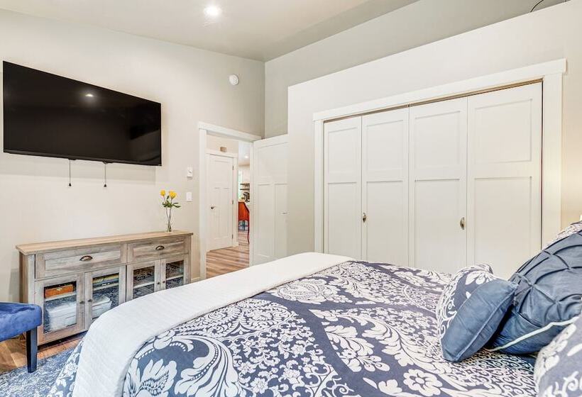 Freeland Retreat   Deck, Fire Pit & Beach Access!