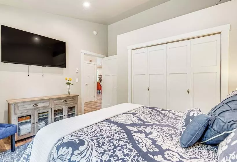 Freeland Retreat   Deck, Fire Pit & Beach Access!