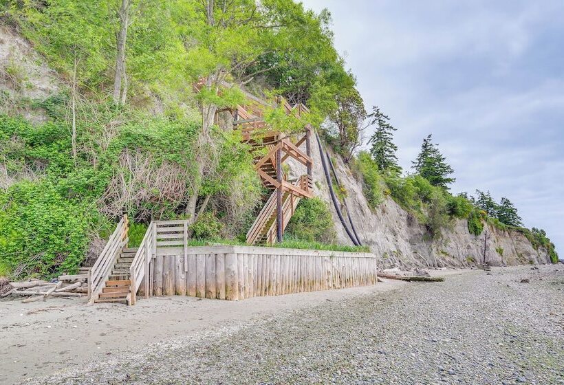 Freeland Retreat   Deck, Fire Pit & Beach Access!