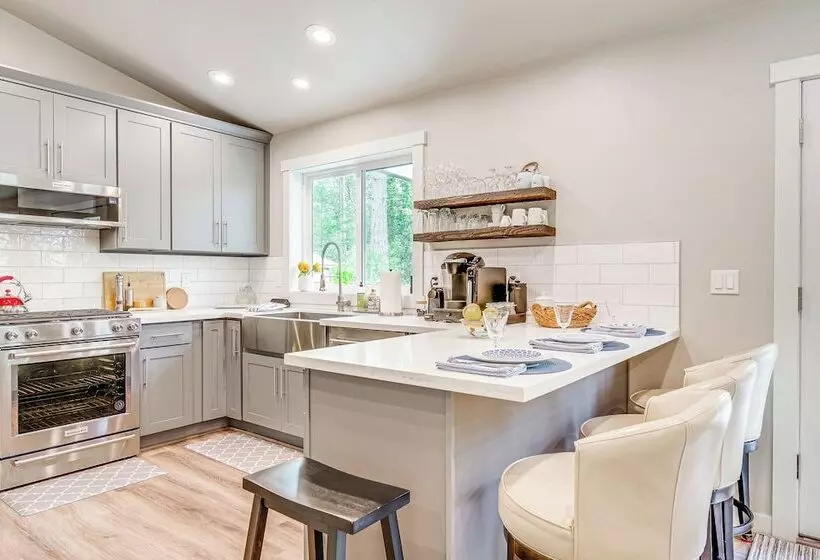 Freeland Retreat   Deck, Fire Pit & Beach Access!