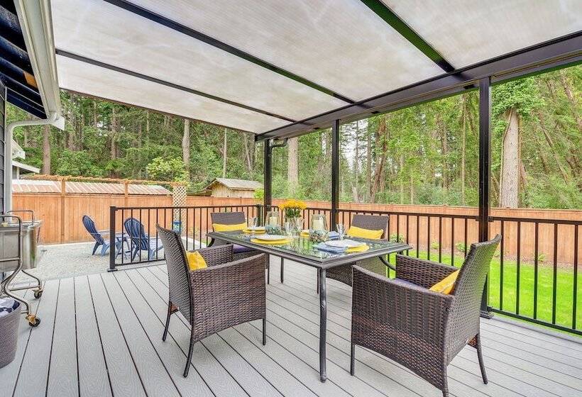 Freeland Retreat   Deck, Fire Pit & Beach Access!