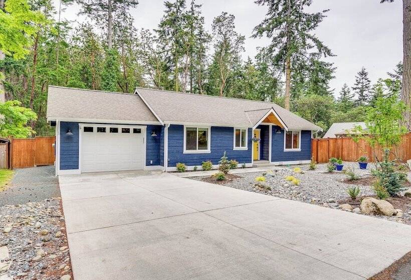 Freeland Retreat   Deck, Fire Pit & Beach Access!