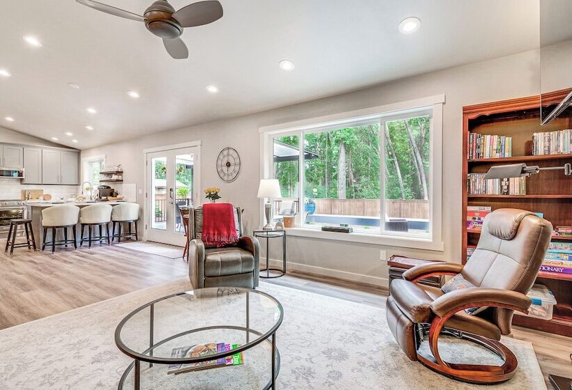 Freeland Retreat   Deck, Fire Pit & Beach Access!