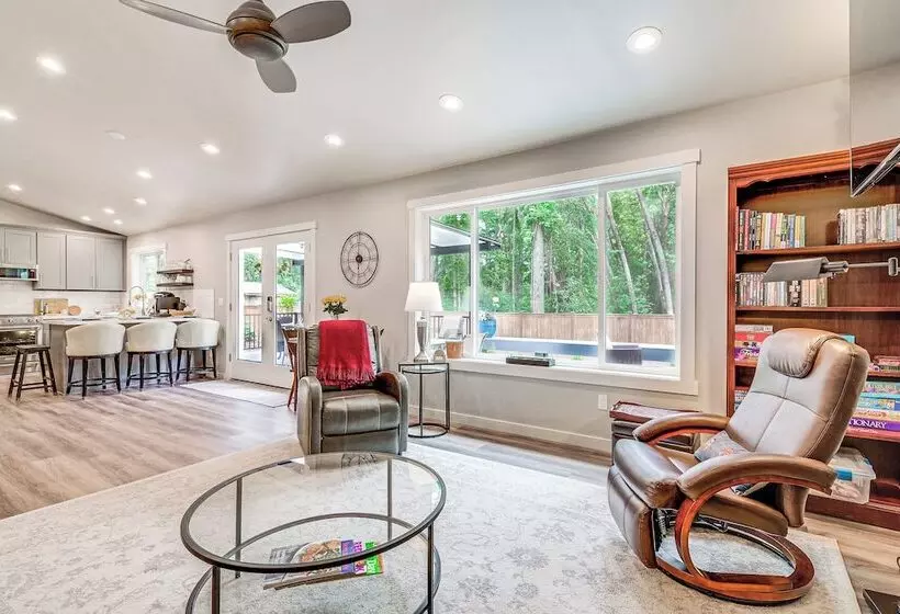 Freeland Retreat   Deck, Fire Pit & Beach Access!