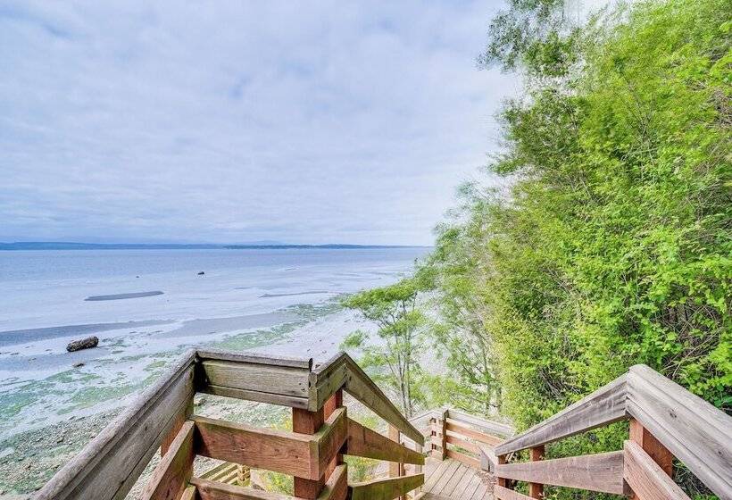 Freeland Retreat   Deck, Fire Pit & Beach Access!