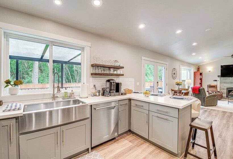 Freeland Retreat   Deck, Fire Pit & Beach Access!