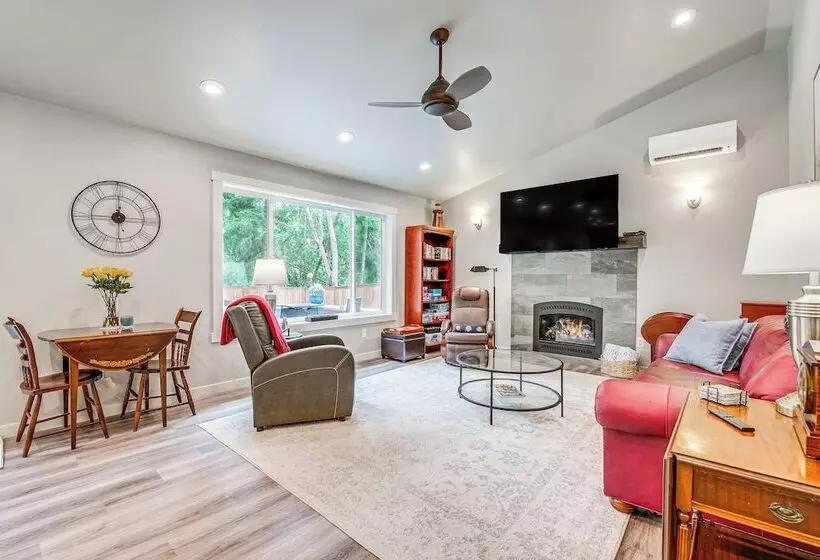 Freeland Retreat   Deck, Fire Pit & Beach Access!