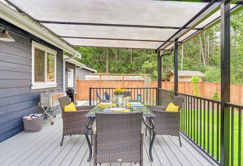 Freeland Retreat   Deck, Fire Pit & Beach Access!