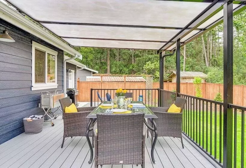 Freeland Retreat   Deck, Fire Pit & Beach Access!