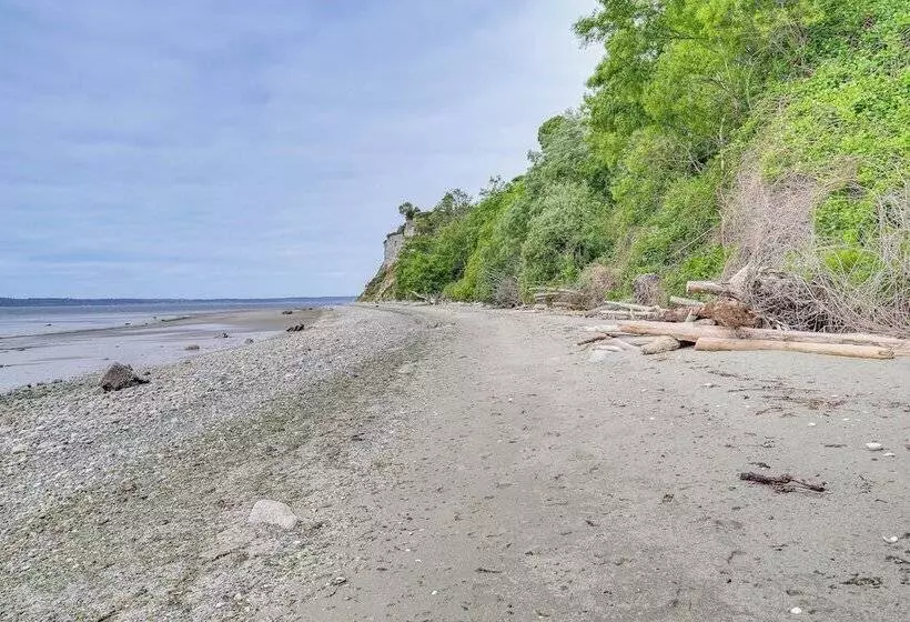 Freeland Retreat   Deck, Fire Pit & Beach Access!