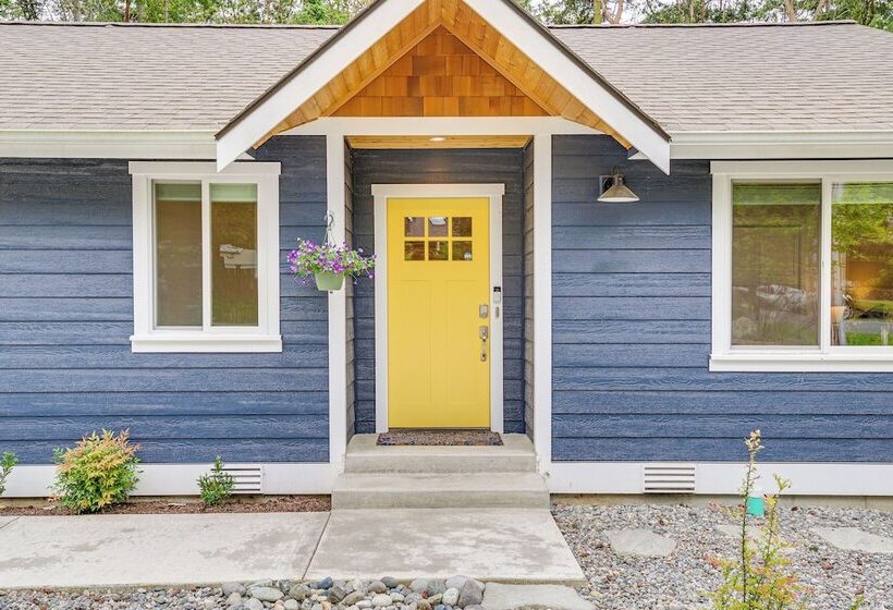 Freeland Retreat   Deck, Fire Pit & Beach Access!