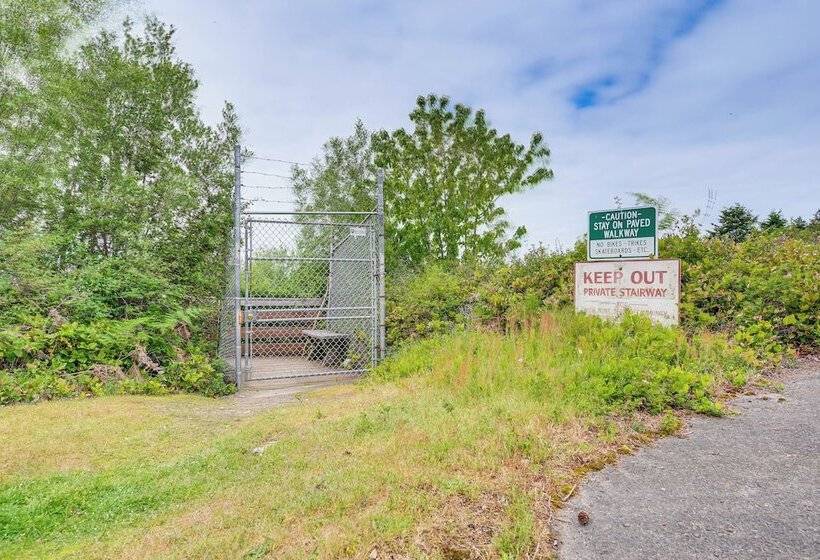 Freeland Retreat   Deck, Fire Pit & Beach Access!