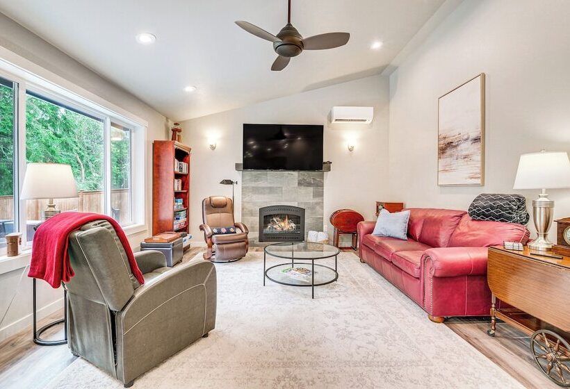 Freeland Retreat   Deck, Fire Pit & Beach Access!