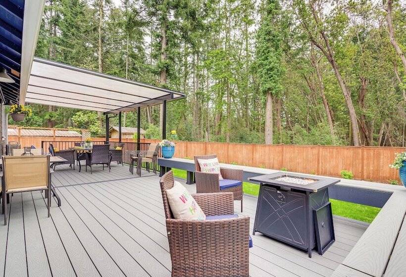 Freeland Retreat   Deck, Fire Pit & Beach Access!