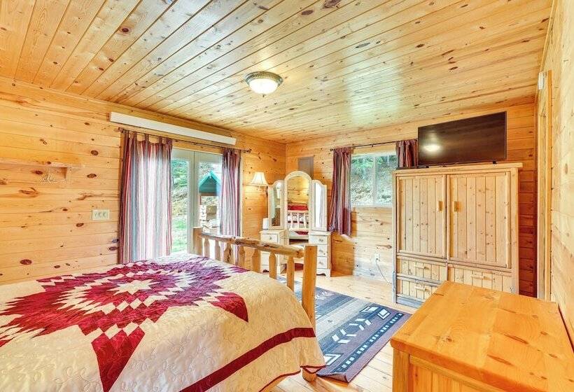 Wraparound Deck & Grill: Deadwood Cabin