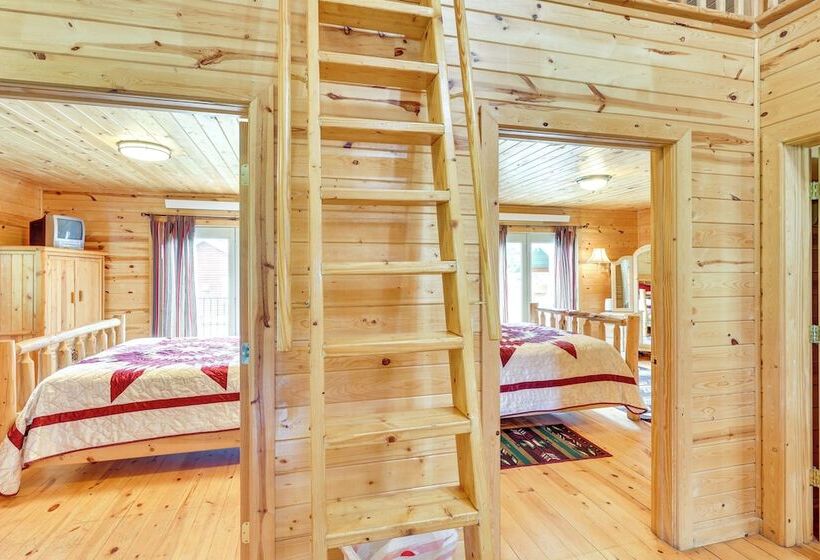 Wraparound Deck & Grill: Deadwood Cabin