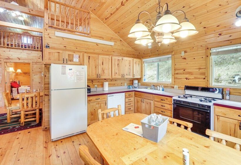 Wraparound Deck & Grill: Deadwood Cabin