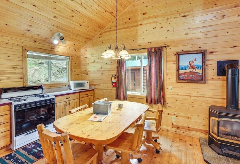 Wraparound Deck & Grill: Deadwood Cabin