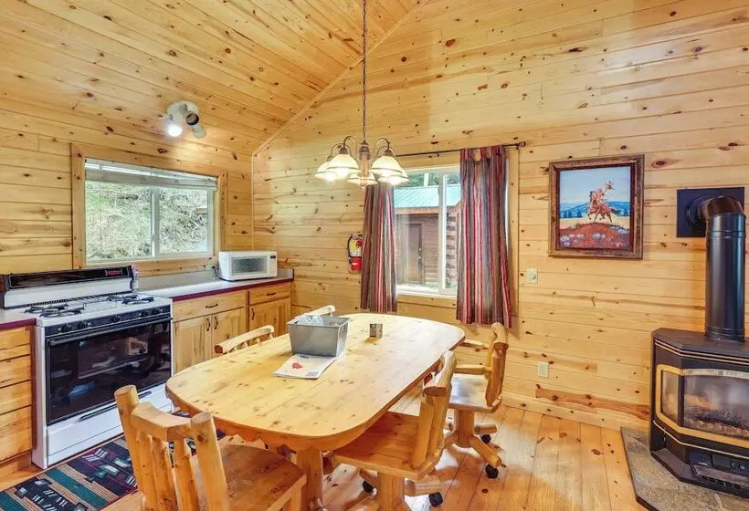 Wraparound Deck & Grill: Deadwood Cabin