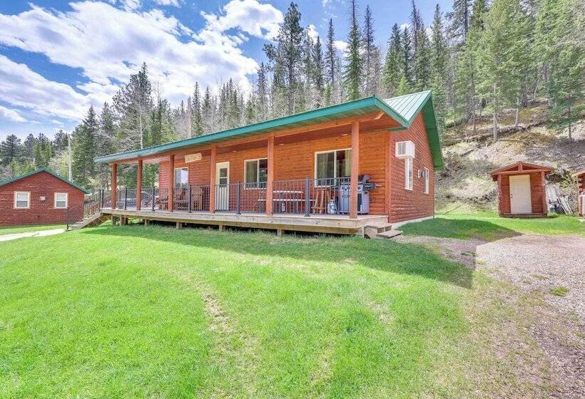 Wraparound Deck & Grill: Deadwood Cabin