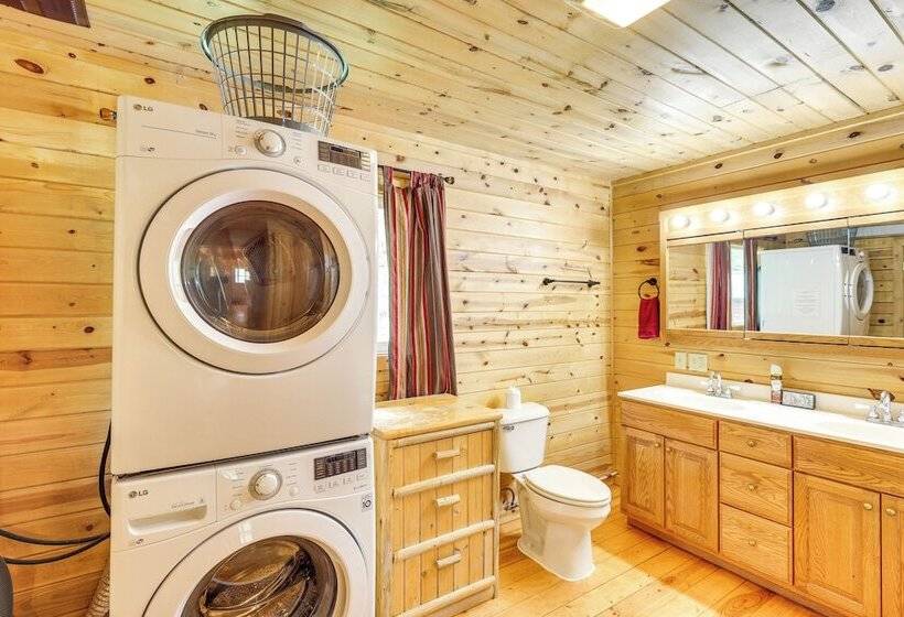 Wraparound Deck & Grill: Deadwood Cabin