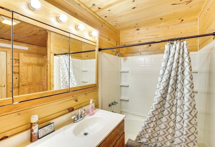 Wraparound Deck & Grill: Deadwood Cabin