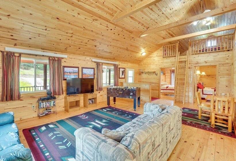 Wraparound Deck & Grill: Deadwood Cabin