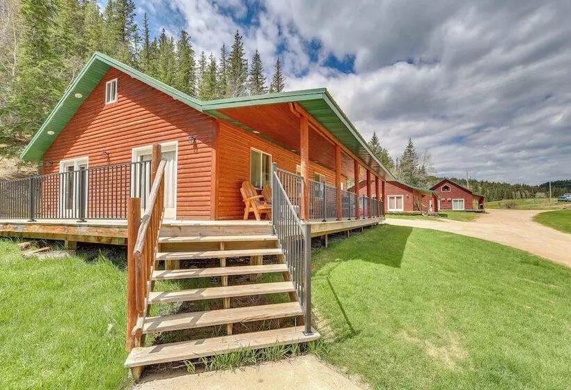 Wraparound Deck & Grill: Deadwood Cabin