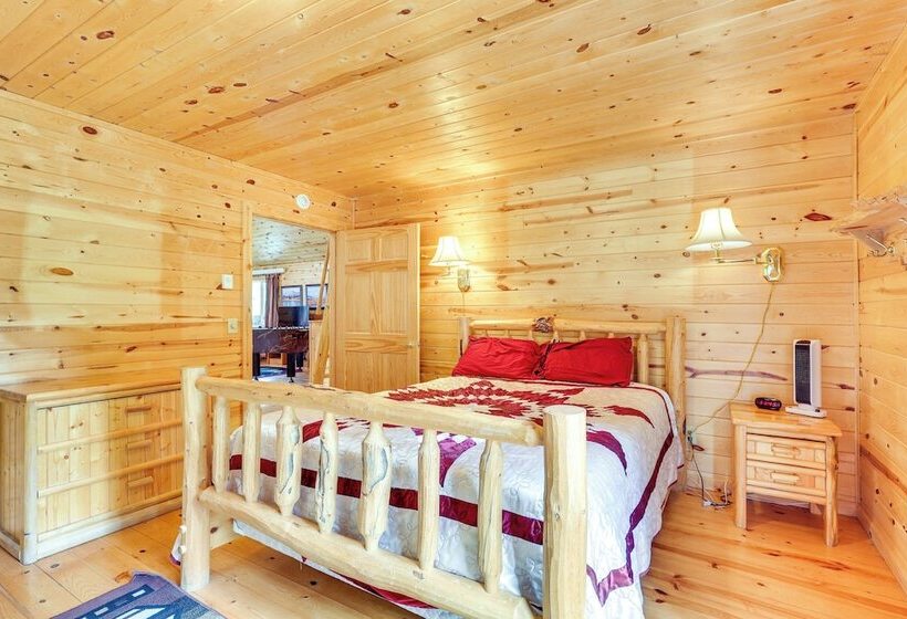 Wraparound Deck & Grill: Deadwood Cabin