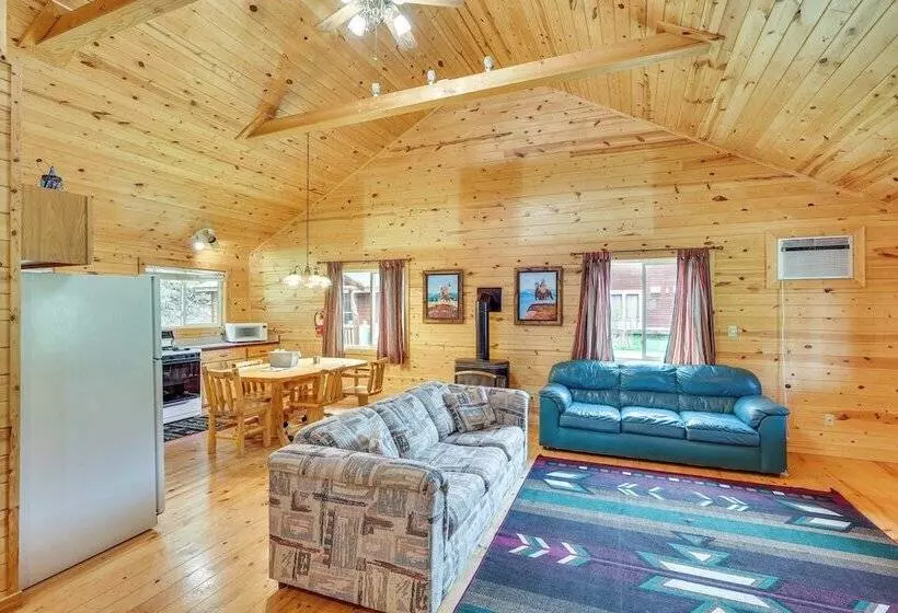 Wraparound Deck & Grill: Deadwood Cabin