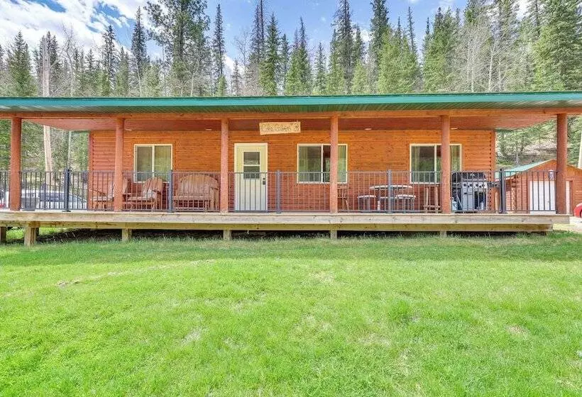 Wraparound Deck & Grill: Deadwood Cabin