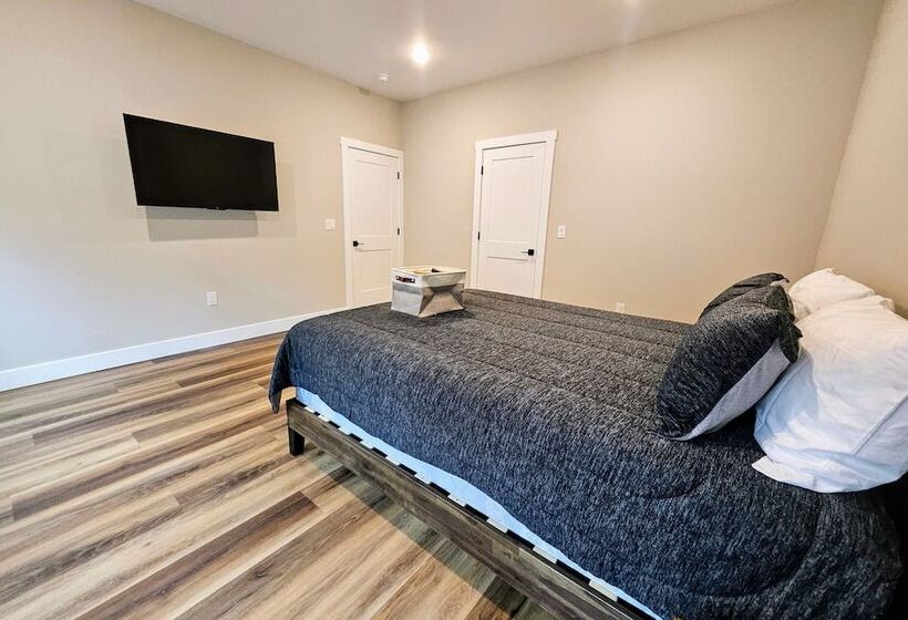 Lakeside Serenity By Avantstay Lakefront, Newly Built, Deck W/ Views!