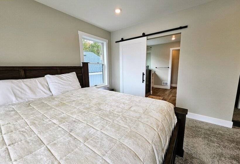 Lakeside Serenity By Avantstay Lakefront, Newly Built, Deck W/ Views!