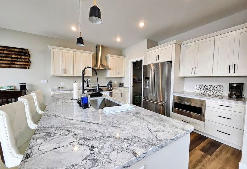 Lakeside Serenity By Avantstay Lakefront, Newly Built, Deck W/ Views!