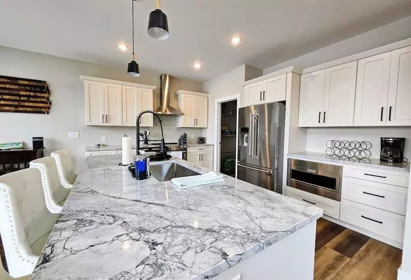 Lakeside Serenity By Avantstay Lakefront, Newly Built, Deck W/ Views!