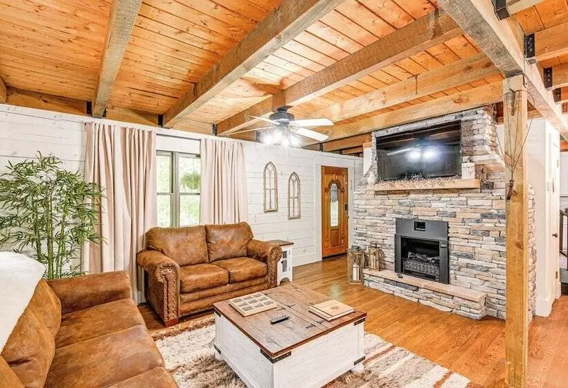 Peaceful Mt Juliet Cabin W/ Hot Tub & Fire Pit