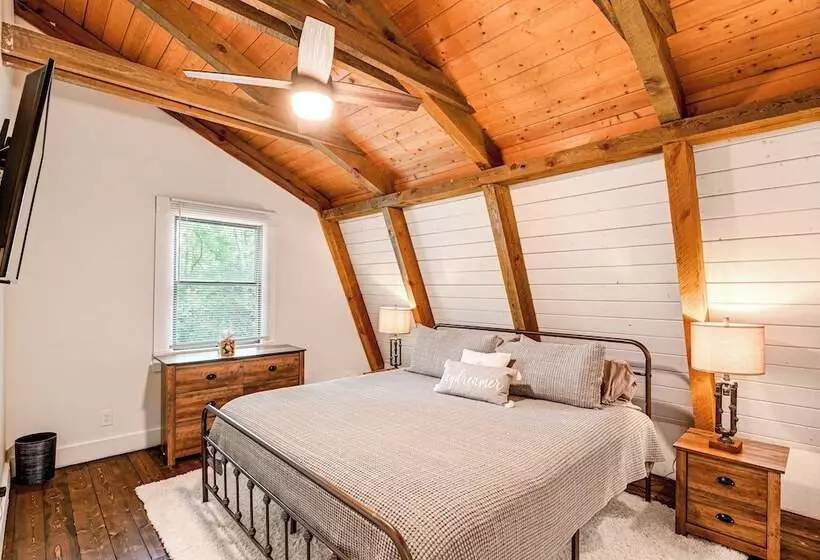 Peaceful Mt Juliet Cabin W/ Hot Tub & Fire Pit