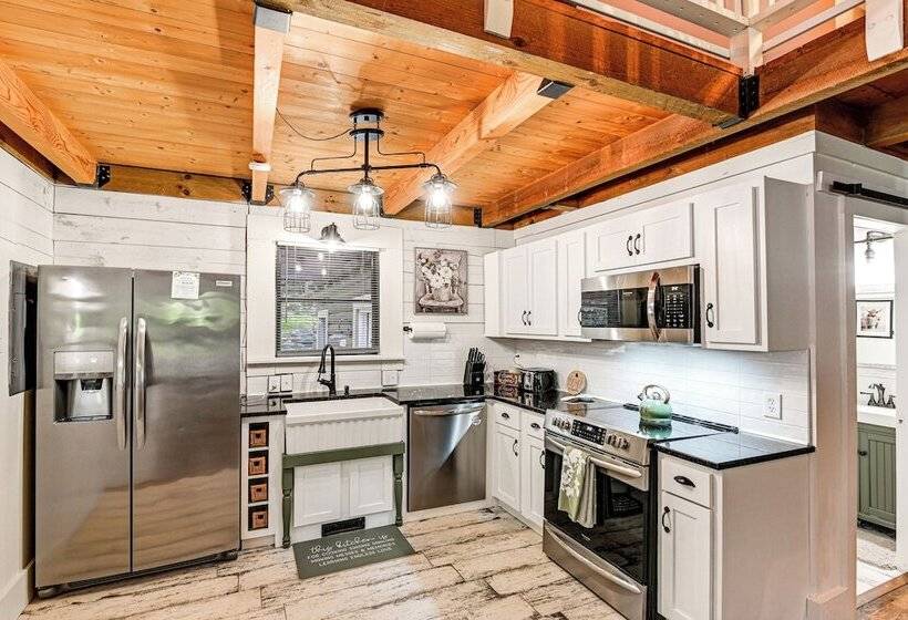 Peaceful Mt Juliet Cabin W/ Hot Tub & Fire Pit