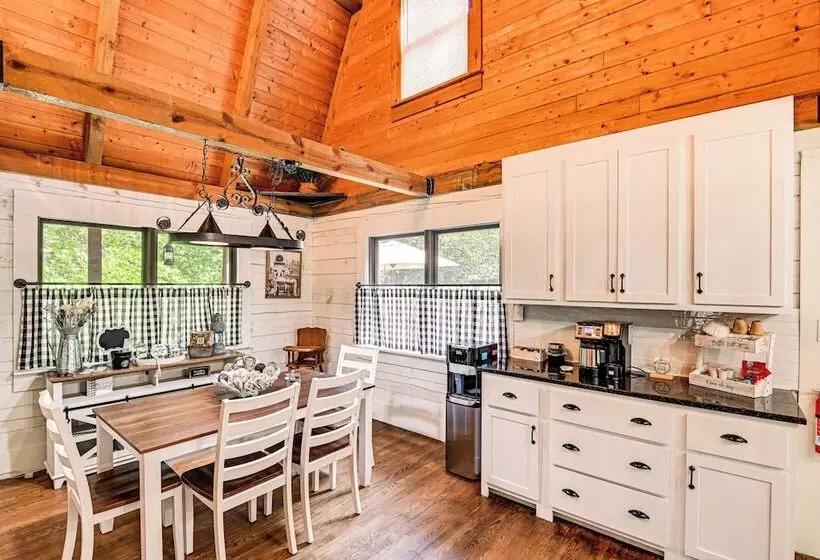 Peaceful Mt Juliet Cabin W/ Hot Tub & Fire Pit