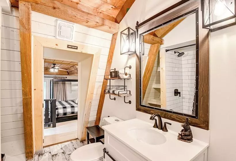 Peaceful Mt Juliet Cabin W/ Hot Tub & Fire Pit