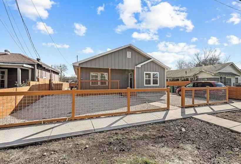 Retreat To A Brand New Downtown Home 4br/3ba!