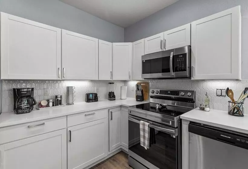 Retreat To A Brand New Downtown Home 4br/3ba!